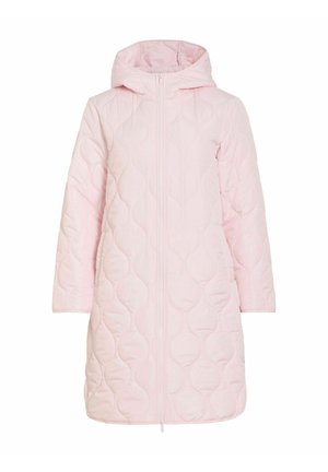 Polsterēta gaiši rozā jaka ar kapuci, priekšējā daļā rāvējslēdzējs un izšūts dizains ar ovālas formas rakstu, garām piedurknēm un garumu līdz vidusšķidriem augšstilbiem.