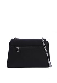 Bolso negro hecho de tela texturizada, con un bolsillo frontal con cremallera, una correa de cadena plateada y un diseño rectangular minimalista.