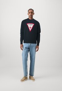 Guess Jeans BIG TRIANGLE  - Strickpullover - daring ocean