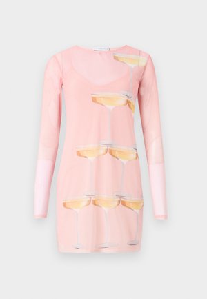 Roze lang mouwjurk met een herhaald patroon van champagneglazen. Gemaakt van lichtgewicht stof met een gladde textuur en een V-hals.