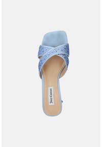 Infradito blu chiaro con cinghie incrociate adornate con piccole pietre blu. Materiale liscio con una soletta leggermente imbottita.