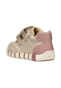 Baskets multicolores pour enfants avec une tige en cuir beige, des accents roses, des bandes velcro et une semelle en caoutchouc flexible avec un motif texturé.