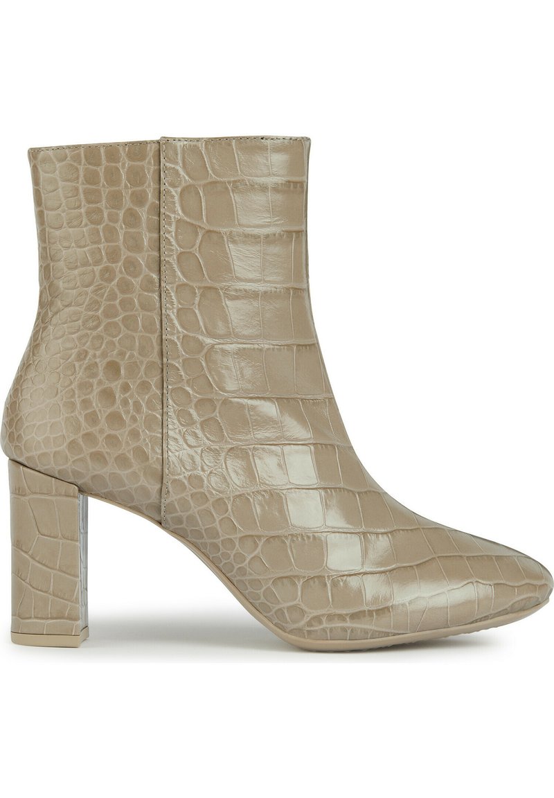 Beige Stiefelette mit Blockabsatz, ausgestattet mit einer glänzenden Krokodilprägung, spitzem Zehenbereich und nahtlosem Design an der Seite.