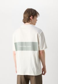 Calvin Klein Jeans COLORBLOCK TEE - Camiseta estampada - ivory