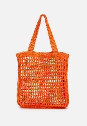Sac cabas tissé orange vif avec deux poignées, présentant un motif tricoté ouvert et aérien et une forme carrée.