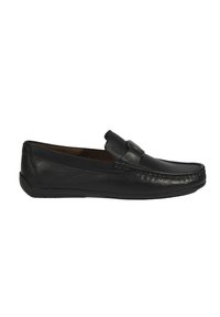 Zwarte leren loafers met een gladde textuur, een lichte glans, een decoratieve band over de bovenkant en een afgerond te ontwerp.