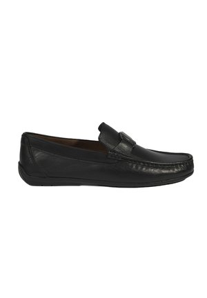 Zwarte leren loafers met een gladde textuur, een lichte glans, een decoratieve band over de bovenkant en een afgerond te ontwerp.