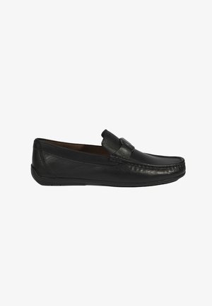 Schwarze Lederloafers mit einer glatten Textur, leichtem Glanz, einem dekorativen Riemen über dem Obermaterial und einem abgerundeten Zehendesign.