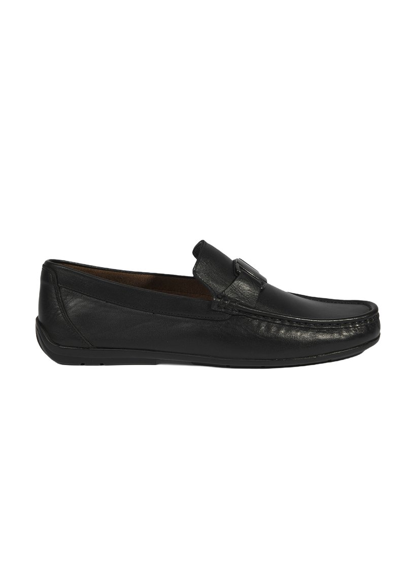 Zwarte leren loafers met een gladde textuur, een lichte glans, een decoratieve band over de bovenkant en een afgerond te ontwerp.