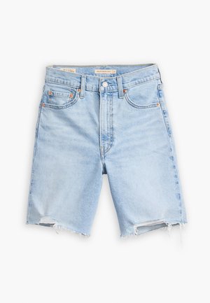 Shorts en denim bleu clair avec un ourlet effiloché, design à cinq poches, et quincaillerie en métal. Le tissu présente un délavage pour un style usé.