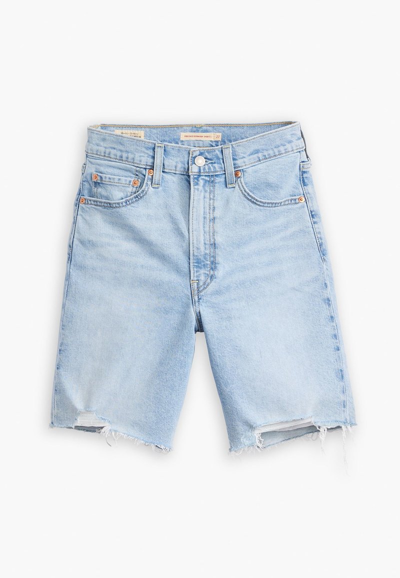 Shorts en denim bleu clair avec un ourlet effiloché, design à cinq poches, et quincaillerie en métal. Le tissu présente un délavage pour un style usé.