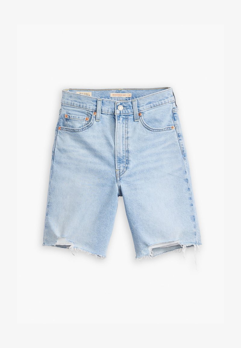 Shorts en denim bleu clair avec un ourlet effiloché, design à cinq poches, et quincaillerie en métal. Le tissu présente un délavage pour un style usé.