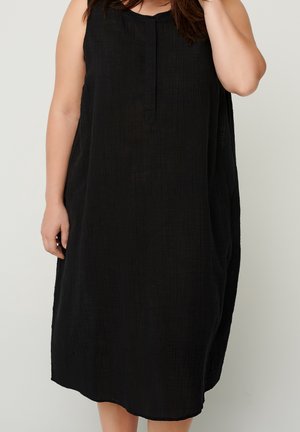 Schwarzes ärmelloses Kleid aus strukturiertem Stoff, mit rundem Ausschnitt und einem lockeren Schnitt, der knapp über dem Knie endet.