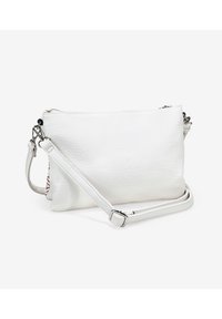 Bolso cruzado de cuero blanco con un acabado texturizado, cierre de cremallera y correa ajustable. Presenta un interior estampado.
