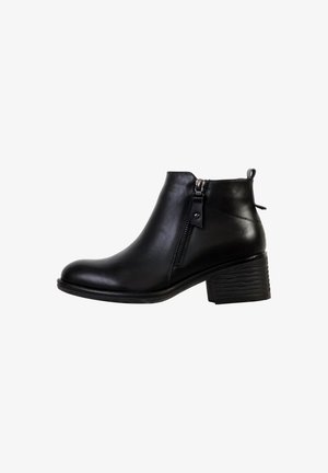 Bottines en cuir noir avec un bout arrondi, fermeture éclair sur le côté et talon empilé, présentant une texture lisse et un design minimaliste.