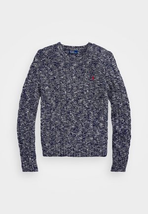Pull en maille chinée bleu marine et blanc à manches longues, col rond et petit logo rouge sur la poitrine, posé à plat sur fond blanc.
