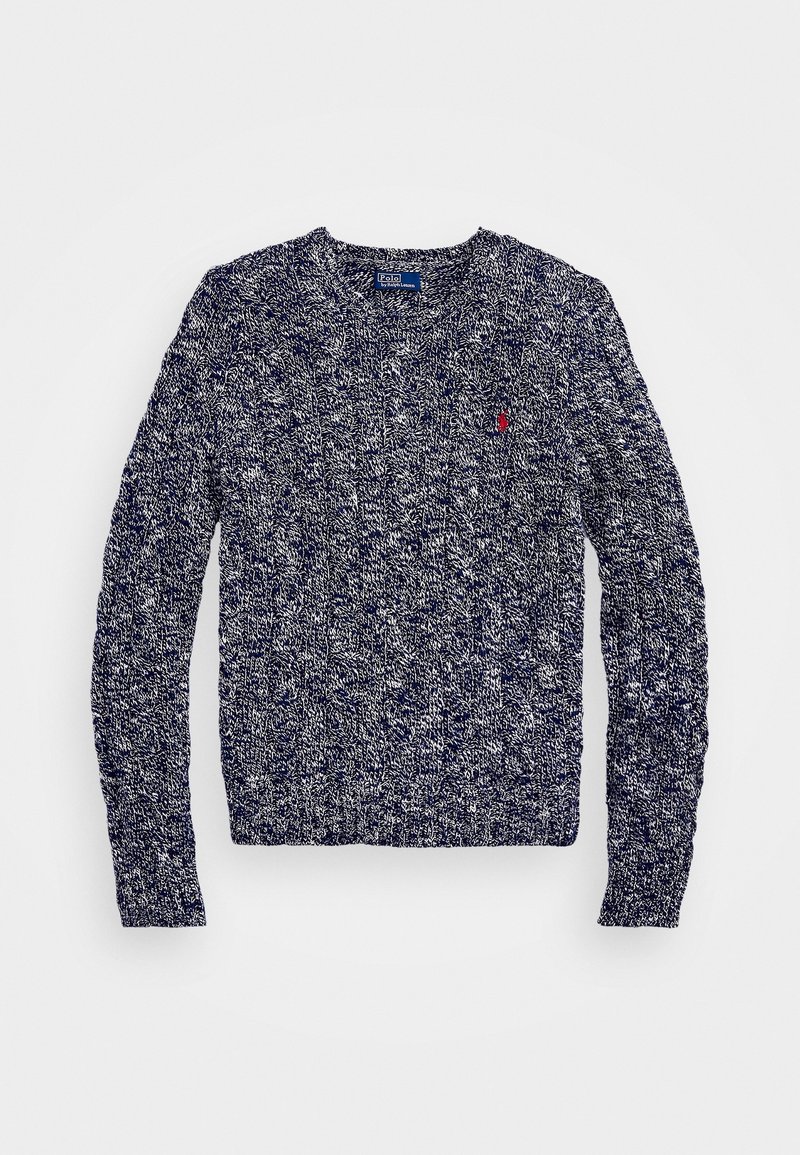 Pull en maille chinée bleu marine et blanc à manches longues, col rond et petit logo rouge sur la poitrine, posé à plat sur fond blanc.