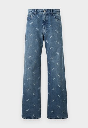 Lys blå denimjeans med vide ben, prydet med et gentaget 'lala' logo mønster i hvid og en klassisk fem-lomme stil.