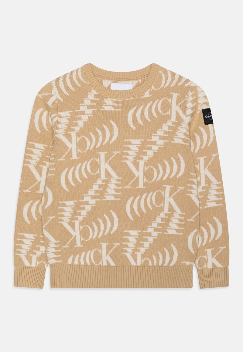 Pull en maille beige avec logo Calvin Klein "CK" blanc sur toute la surface et motifs géométriques, avec poignets et ourlet côtelés et un patch logo noir sur la manche.