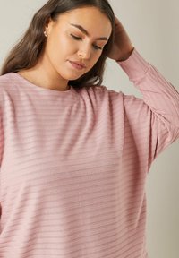 Rosa Pullover mit horizontalen Streifen, lockerer Passform, rundem Ausschnitt und langen Ärmeln. Weiche Textur mit subtiler Schimmer.