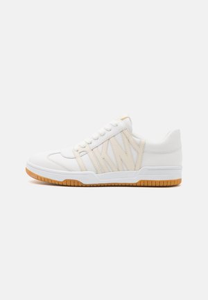 DKNY BETTY LACE UP - Matalavartiset tennarit - bright white