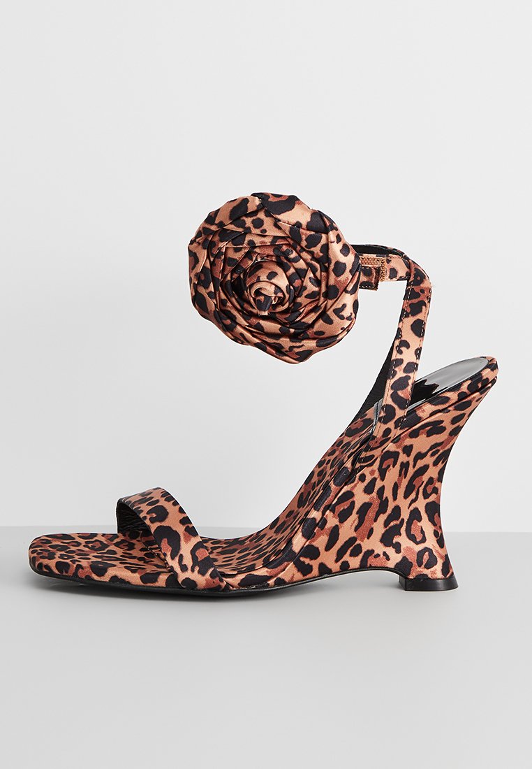 Jeffrey Campbell Sandalen met sleehak tan