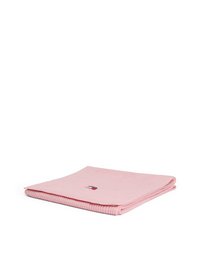 Coperta rosa a coste con una forma piegata. Presenta un piccolo logo ricamato. Realizzata in materiale morbido, offre un aspetto texturizzato.