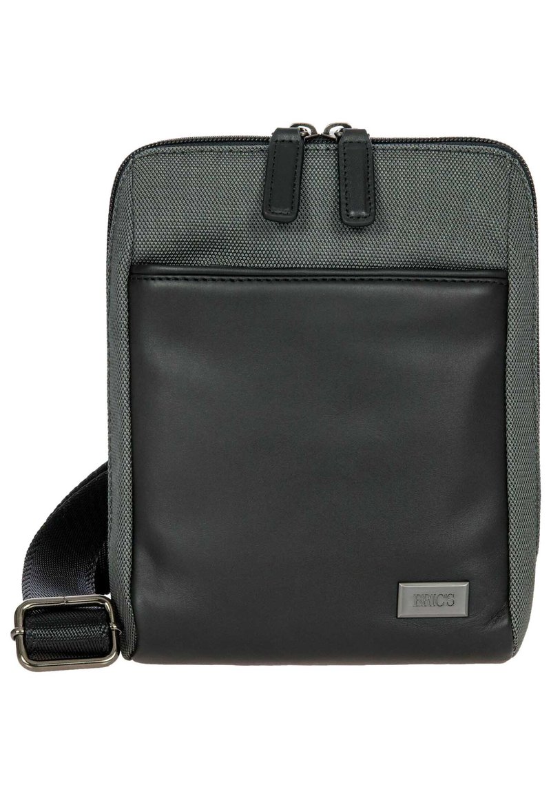 Borsa a tracolla nera realizzata in tessuto testurizzato con un pannello liscio, dotata di due cerniere, una tracolla regolabile e un'etichetta in metallo del marchio.