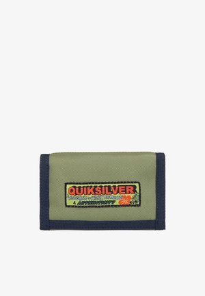 Petit portefeuille en tissu vert avec bordure noire et patch logo Quiksilver coloré au centre devant.