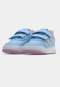 Μπλε συνθετικά παπούτσια με ροζ λεπτομέρειες και ασημένιε ς ρίγες, με σχεδιασμό με λουράκι Velcro και λευκή καουτσούκ σόλα με ροζ πάτο.