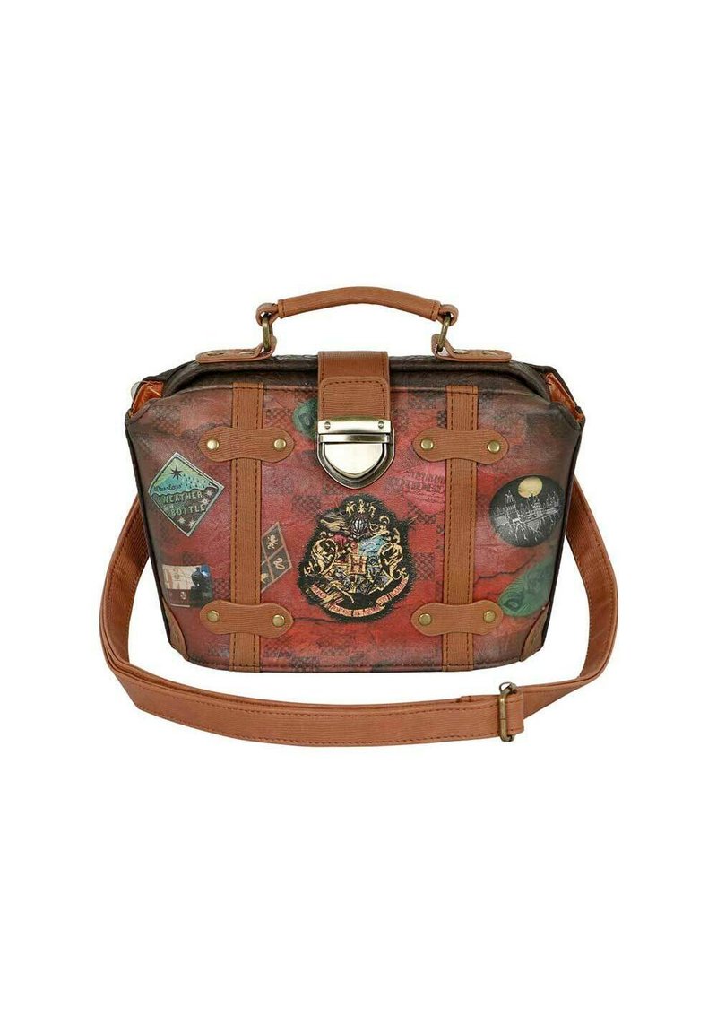 Rode neplederen tas met bruine accenten, voorzien van een bovenhandgreep, schouderband en reisspecifieke patches en een embleem op de voorkant.