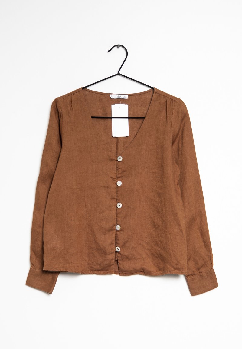 Blouse en lin marron avec un décolleté en V, des manches longues et une fermeture à boutons sur le devant. Comprend des boutons de couleur claire et une étiquette suspendue.