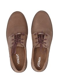 Hnědé perforované kožené boty se šněrováním, kontrastními hnědými tkaničkami a texturovanou gumovou podrážkou. Značka "Venezia" na stélce.