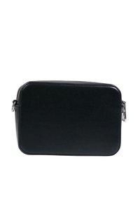 Bolso rectangular negro hecho de material sintético suave. Cuenta con herrajes de cremallera plateados y costuras a lo largo de los bordes. Diseño simple y minimalista.