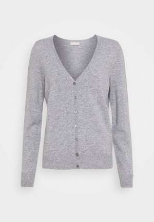 Cardigan gris avec des manches longues, décolleté en V, fermeture à boutons sur le devant, texture douce et motif subtil. Les boutons sont ronds et foncés.