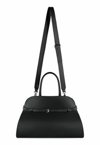 Czarna skórzana torebka o strukturalnym kształcie, zaokrąglonym górnym brzegu, regulowanym pasku na ramię oraz małej klamrze z przodu.