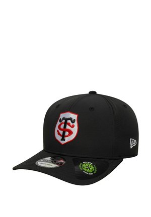 Casquette de baseball noire avec un logo en écusson brodé en rouge et blanc. Elle possède une visière courbée et un ajustement réglable. Marque New Era sur le côté.