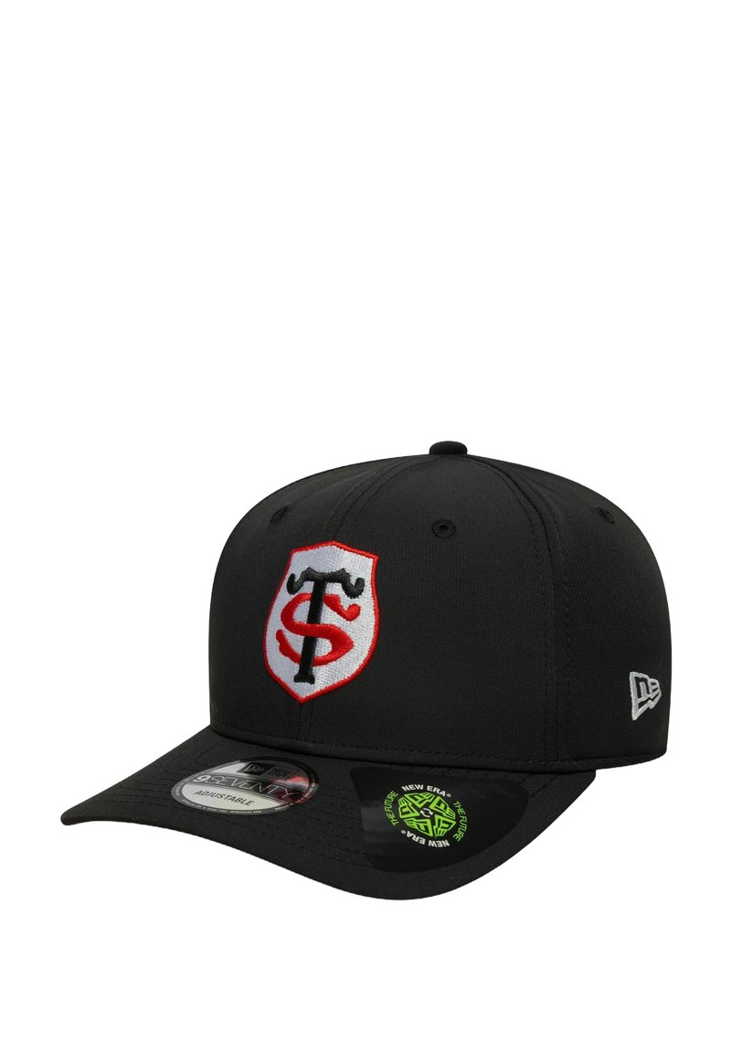 Casquette de baseball noire avec un logo en écusson brodé en rouge et blanc. Elle possède une visière courbée et un ajustement réglable. Marque New Era sur le côté.