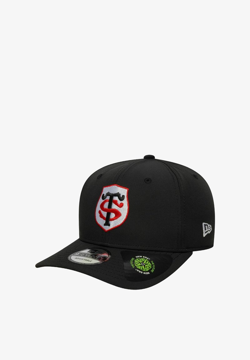 Casquette de baseball noire avec un logo en écusson brodé en rouge et blanc. Elle possède une visière courbée et un ajustement réglable. Marque New Era sur le côté.