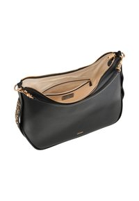 Borsa a spalla in pelle nera con una texture liscia, hardware color oro e un ampio interno con una tasca con zip. Logo impresso sul davanti.