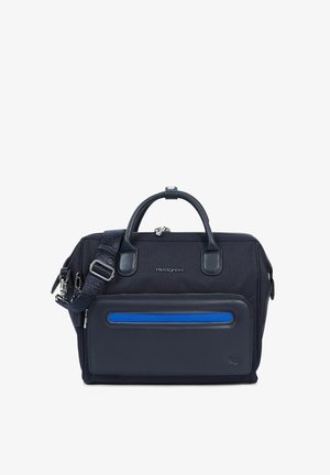 Sac de voyage Hedgren noir avec poignées supérieures, bandoulière ajustable et poche avant zippée avec une bande d'accent bleu.