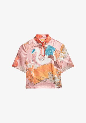 Korte mouwen, roze zijden blouse met een hoge kraag, voorzien van een kleurrijke bloemen- en kraanvogelprint, en een strikdetail bij de hals.