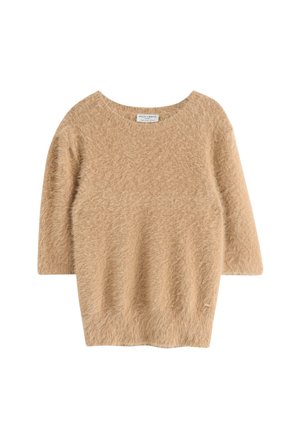 Beige fuzzy striktrøje med bred udskæring og trekvartærmer. Har blød tekstur og afslappet pasform. Ingen synlige hardware eller mønstre.