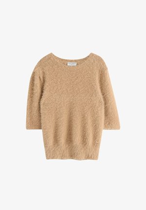 Maglione a maglia beige morbido con scollo ampio e maniche a tre quarti. Presenta una texture morbida e una vestibilità rilassata. Nessuna chiusura o fantasia visibile.