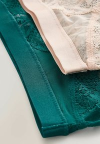 Zestaw majtek w kolorze niebiesko-zielonym i jasnoróżowym, z koronką i gładkim materiałem. Niebiesko-zielone mają jednolitą fakturę, natomiast jasnoróżowe zawierają skomplikowane koronkowe detale.