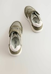 Zielono-szare sneakersy z zamszową i siateczkową cholewką, elastycznymi sznurowadłami, paskiem na rzep oraz białą gumową podeszwą.