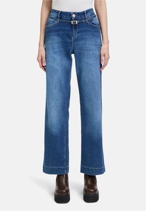 Weite, blaue Denim-Jeans mit hoher Taille, ausgestattet mit Fronttaschen und einem Knopfverschluss. Strukturierter Stoff mit einem leichten Farbverlauf.