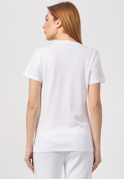 T-shirt bianco in cotone con maniche corte, scollo rotondo classico e una superficie liscia. Il retro presenta un design semplice senza decorazioni.