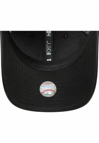 Cappellino da baseball nero con un design strutturato, caratterizzato da una superficie liscia e un adesivo circolare con un grafico di baseball sul visiera.