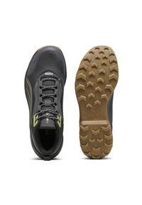 Scarpe da ginnastica nere con tomaia testurizzata, inserti riflettenti, collo imbottito e suola in gomma stampata. Presentano un design con lacci.